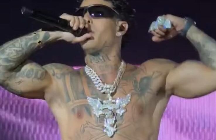 Il dissing continua. «Hai fatto i figli solo per postarli»: Tony Effe risponde a Fedez sul palco olbiese