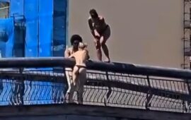 Polemiche a Bosa per il tuffo in topless delle turiste nel fiume