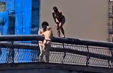 turiste si tuffano nel Temo