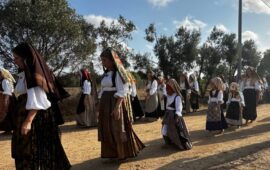 (FOTO) A Cabras prende il via la festa di San Salvatore con la suggestiva processione delle donne scalze