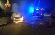 Incendio nella notte a La Caletta: distrutte tre auto, si sospetta il dolo