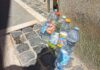 Bottiglie d'acqua fuori dalle porte (Foto Scienze Naturali, Facebook)