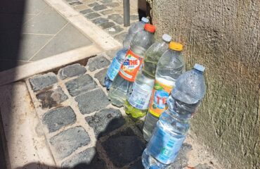 Bottiglie d'acqua fuori dalle porte (Foto Scienze Naturali, Facebook)