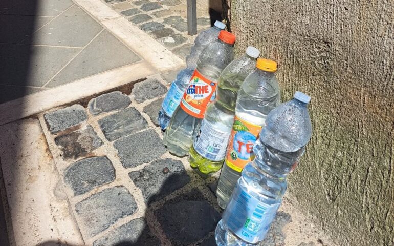 Bottiglie d'acqua fuori dalle porte (Foto Scienze Naturali, Facebook)