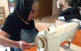 La foto. Tzia Francesca, 102 anni e una vita alla sua macchina da cucire Singer