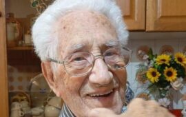 100 anni di eleganza e sorrisi: tanti auguri Tziu Angelo, nuovo centenario sardo