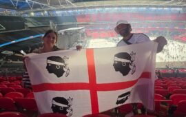 La bandiera dei Quattro Mori sventola al concerto degli Oasis: orgoglio sardo al mitico stadio di Wembley