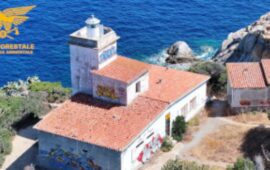 Vandali al Faro di Capo Ferrato: due turisti svizzeri denunciati per graffiti e campeggio abusivo