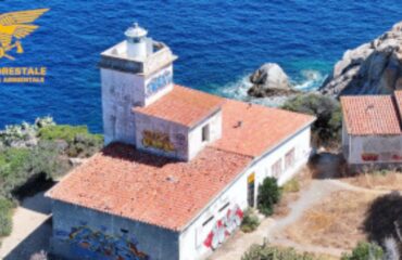 faro capo ferrato, vandali