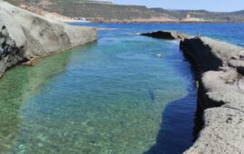 In Sardegna esiste un luogo dove sembra di fare il bagno in un cratere lunare: dove ci troviamo?