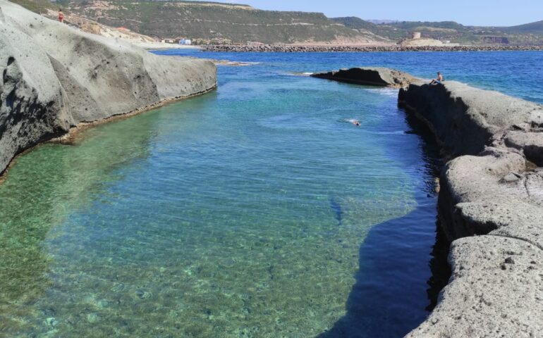 In Sardegna esiste un luogo dove sembra di fare il bagno in un cratere lunare: dove ci troviamo?