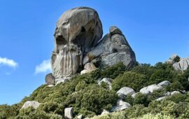 In Sardegna c’è una roccia che sembra un enorme teschio: sapete dove si trova?