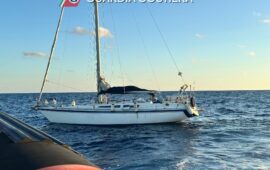 Falla a bordo di una barca a vela: la Guardia Costiera soccorre due velisti a 30 miglia da Cagliari