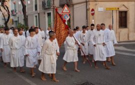 (VIDEO) Tutto il fascino della Corsa degli Scalzi a Cabras, raccontata nel video di Eva Ennas