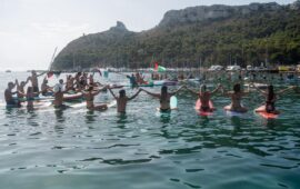 (FOTO) Al Poetto i surfisti cagliaritani hanno dato vita a una spettacolare paddle out per Gaza