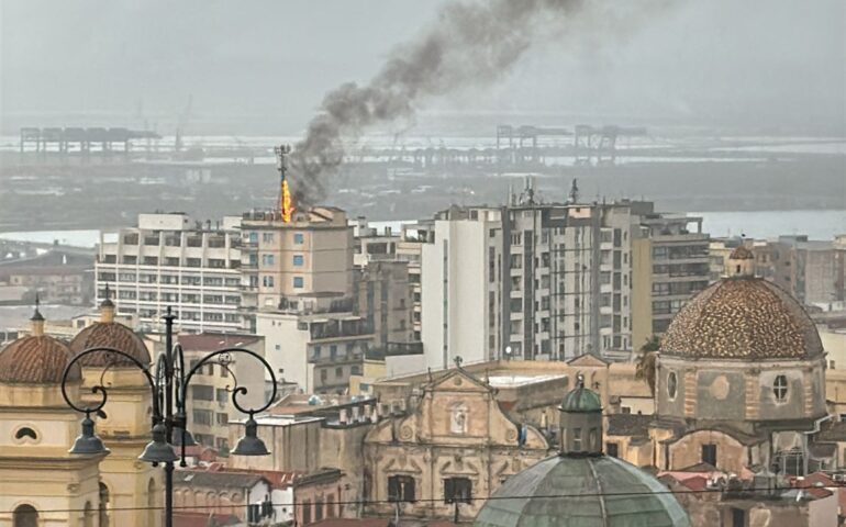 Scoppia un incendio sul tetto di un palazzo a Cagliari: in fiamme un ripetitore