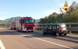 Paura sulla SS 125, scontro frontale tra due vetture: soccorsi in azione