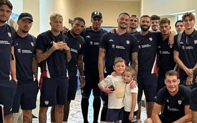 Un sorriso speciale: il piccolo Emanuele, che sta affrontando una dura battaglia, incontra il Cagliari