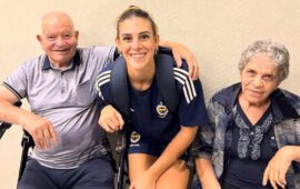 Alessia Orro: prima di ripartire per Istanbul, l’abbraccio coi nonni Peppino e Palmira