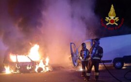 Elmas, incendio nella notte: due veicoli distrutti, fiamme fermate prima che raggiungessero le abitazioni