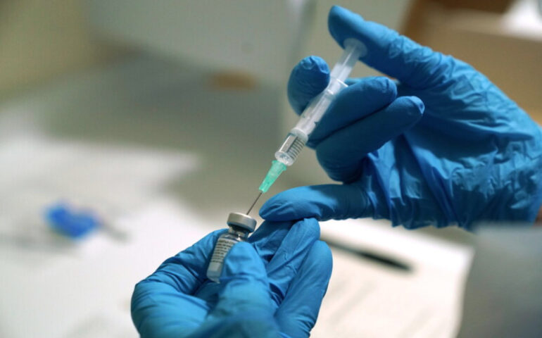 Una dose di medicinale (Foto Ansa)