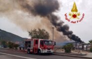 Bosa Marina: enorme incendio devasta chiosco sulla spiaggia