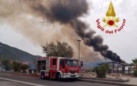 Bosa Marina: enorme incendio devasta chiosco sulla spiaggia