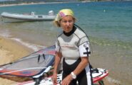 A quasi 99 anni sfida ancora le onde: Mariuccia, la windsurfista che ha fatto della Sardegna la sua seconda casa