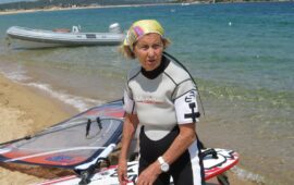 A quasi 99 anni sfida ancora le onde: Mariuccia, la windsurfista che ha fatto della Sardegna la sua seconda casa