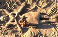 Una scultura di sabbia per ricordare Cinzia Pinna: “La sua memoria non deve essere offuscata”