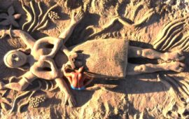 Una scultura di sabbia per ricordare Cinzia Pinna: “La sua memoria non deve essere offuscata”