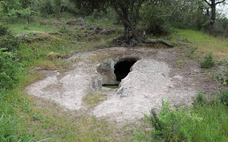 Una delle domus de janas di Monte Siseri a Putifigari