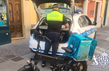 Controlli della Polizia Locale su monopattini e bici con pedalata assistita
