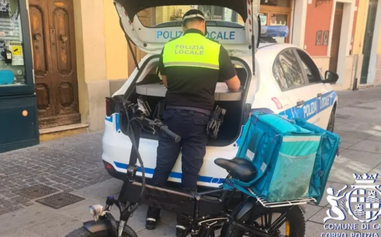 Controlli della Polizia Locale su monopattini e bici con pedalata assistita