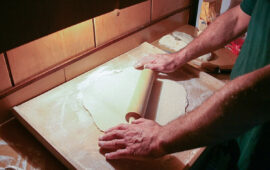 Un mattarello usato per stendere la pasta (Wikipedia)