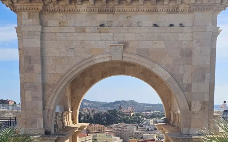 “Sono nella città di Gigi Riva, il mito di un tempo in cui ero solo”: la poesia di Franco Arminio per Cagliari