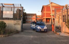 Tragedia a Porto Pino: giovane algerino muore durante la traversata. Fermati due presunti scafisti, trovati con soldi e video shock