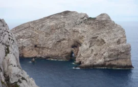 In Sardegna c’è un’isola con una galleria che la trapassa da un lato all’altro: sapete dove?