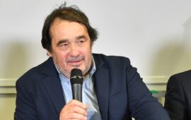 Oristano in lacrime dice addio al preside Pino Tilocca, cuore e voce dei suoi studenti