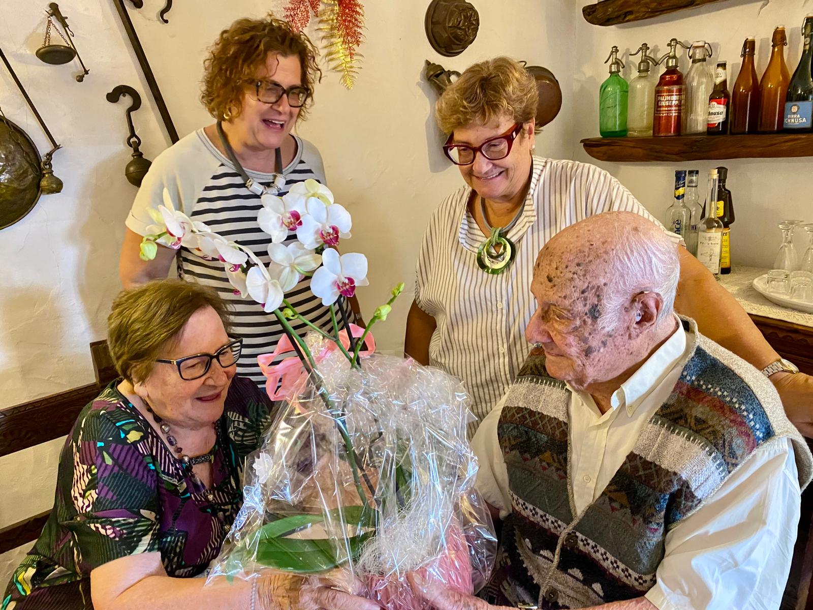 Enrico Aragoni e Anna Porrà con le figlie Renata e Alessia
