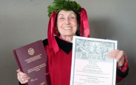 La mente non ha età: Adele Senis, 84 anni, conquista la doppia Laurea con 110 e Lode, in Filosofia antica