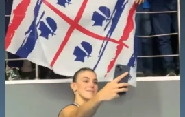 Istanbul, Alessia Orro celebra la vittoria con la bandiera dei Quattro Mori: il Fenerbahce travolge il Turk Hava Yollari 3-0