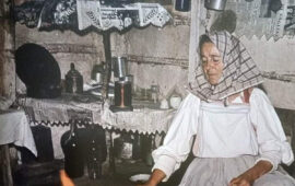 Anziana in cucina a cabras nel 1956
