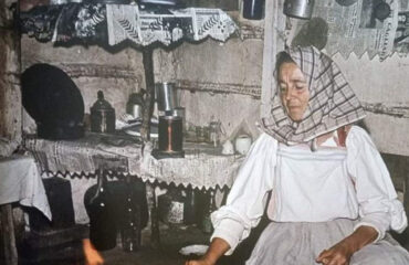 Anziana in cucina a cabras nel 1956