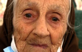 Tanti auguri Tzia Antioga: piena di ironia e vitalità, oggi la signora festeggia 105 anni