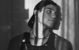 EroCaddeo, il cantante sardo che emoziona X Factor: stasera si esibirà con “Sere nere” di Tiziano Ferro