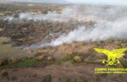 Giornata di fuoco in Sardegna: 23 incendi in poche ore, elicottero in azione a Benetutti per fermare le fiamme tra le sugherete