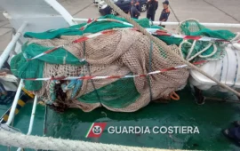 Pescavano illegalmente durante il periodo di fermo: tre pescherecci fermati dalla Guardia Costiera a Sant’Antioco