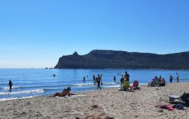 Cagliari, il Poetto regala una domenica “d’estate” a ottobre: mare calmo, sole e spiaggia piena di vita