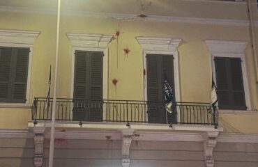sede forza italia imbrattata